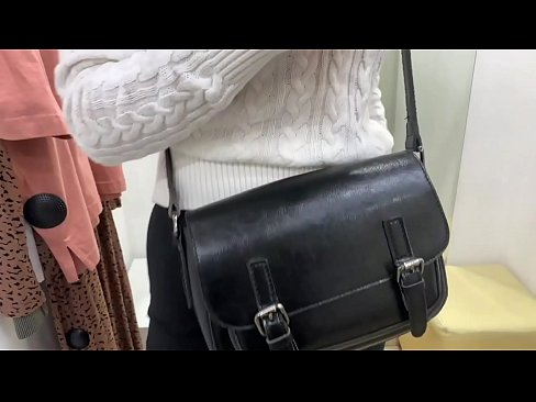❤️ Masturbazzjoni pubblika tal-kelba żagħżugħa FeralBerry b'dildo fil-kamra tal-armar ❤ Porno vk lilna